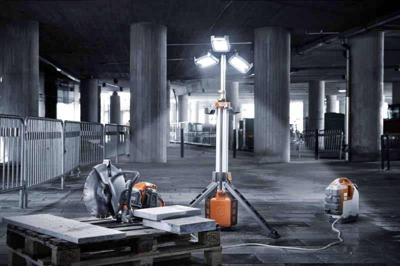 MASZT OŚWIETLENIOWY HUSQVARNA WL 24 PACE (ZASILANIE AKUMULATOROWE)