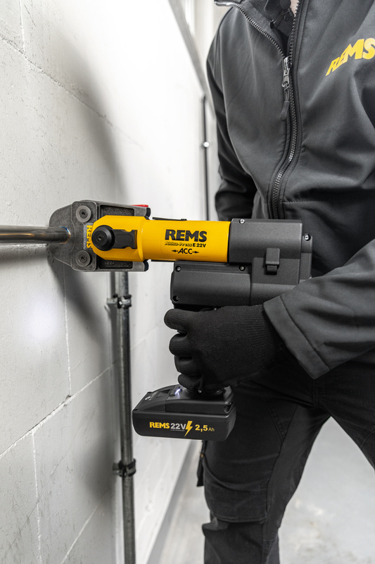 REMS AKKU-PRESS E 22 V ACC AKUMULATOROWA PRASA PROMIENIOWA 32 KN Z WYMUSZONYM POWROTEM Ø 10 – 108 (110) MM, Ø ⅜ – 4"