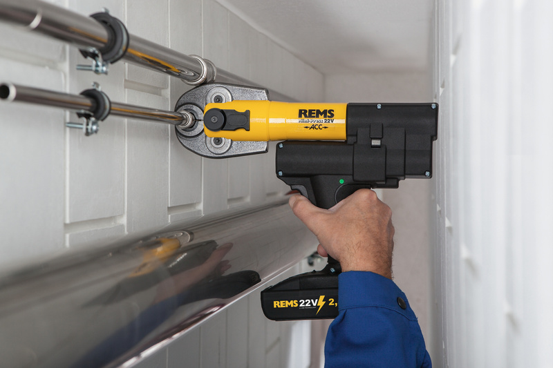 REMS MINI-PRESS 22 V ACC AKUMULATOROWA PRASA PROMIENIOWA Z AUTOMATYCZNYM STEROWANIEM OBWODEM BASIC-PACK (Z AKUMULATOREM I ŁADOWARKĄ) 10-40 MM, 3/8 - 1 1/4 " + 3 CĘGI