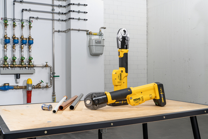 REMS MINI-PRESS S 22 V ACC AKUMULATOROWA PRASA PROMIENIOWA Z WYMUSZONYM POWROTEM BASIC-PACK (Z AKUMULATOREM I ŁADOWARKĄ) 10-40 MM, 3/8 - 1 1/4 "