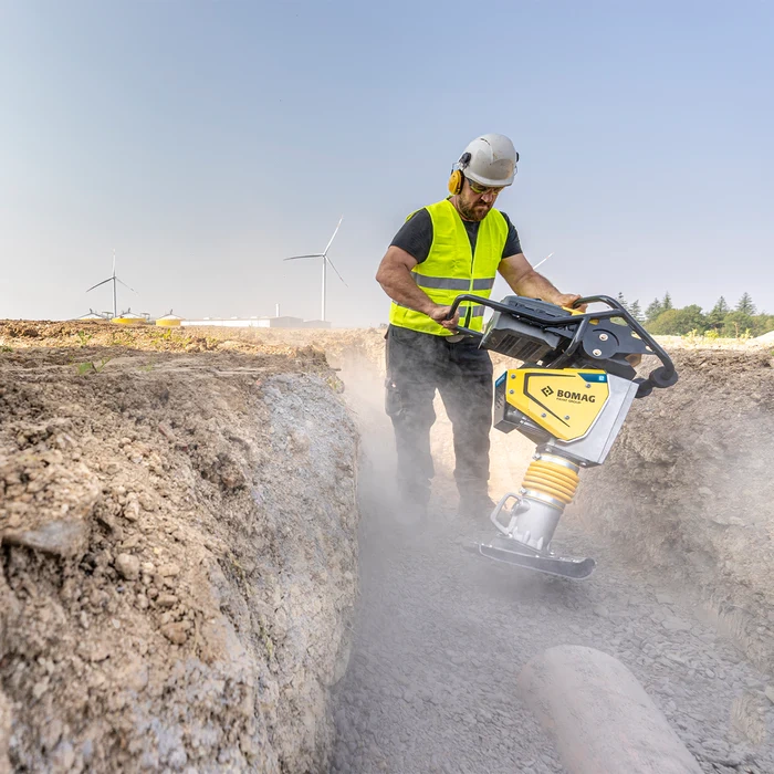 AKUMULATOROWA ZAGĘSZCZARKA STOPOWA (UBIJAK) 72 KG BOMAG BT 60E (20 AH, 230 MM)