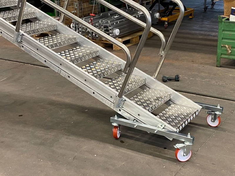 SCHODY DOSTĘPOWE Z REGULOWANYM KĄTEM NACHYLENIA FARAONE SRI250