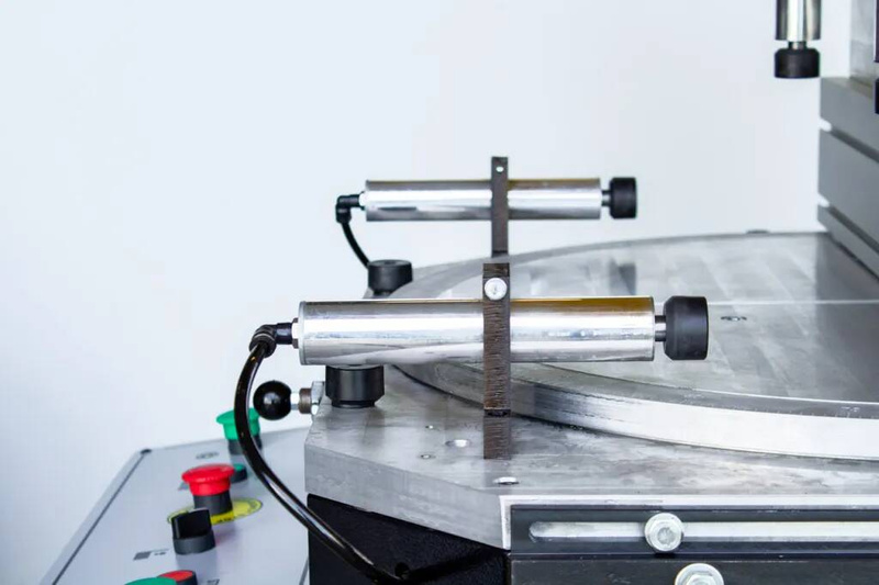 PÓŁAUTOMATYCZNA PRZECINARKA TARCZOWA DO CIĘCIA PROFILI ALUMINIOWYCH I PVC VIBER-SYSTEM ALU500 + STOŁY ROLKOWE